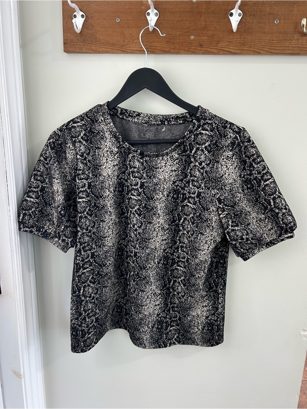 Women's Snake-Print Short Sleeve Top